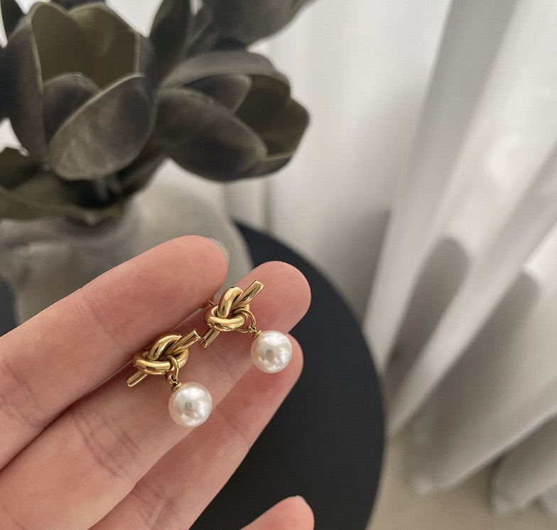 Knot with pearl Earrings